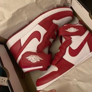 Hello I’m selling these because I bought the wrong size I need a 5